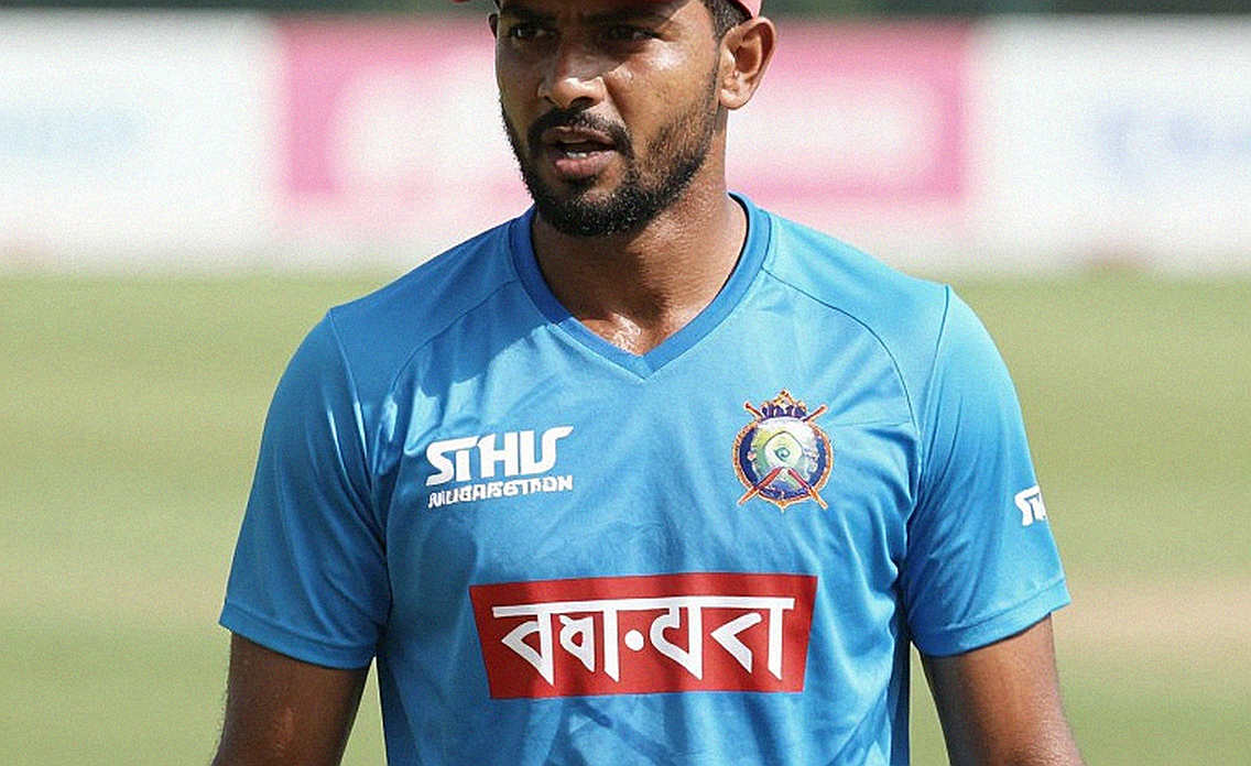 স্টার পেসার ফিরলেন, কিন্তু ঝুঁকিটা লুকিয়ে পান্তের গ্লাভসে